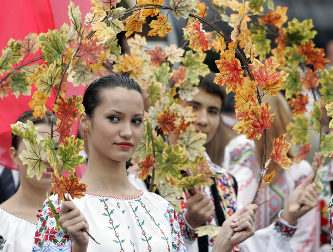 Ragazzi moldavi durante la tradizionale danza in costume. REUTERS/Gleb Garanich