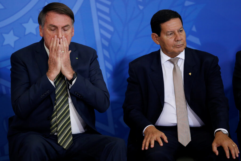Brasile: Bolsonaro rischia l'impeachment. Il Presidente brasiliano Jair Bolsonaro vicino al vicepresidente brasiliano Hamilton Mourao, Brasilia, Brasile, 29 aprile 2020. REUTERS/Ueslei Marcelino