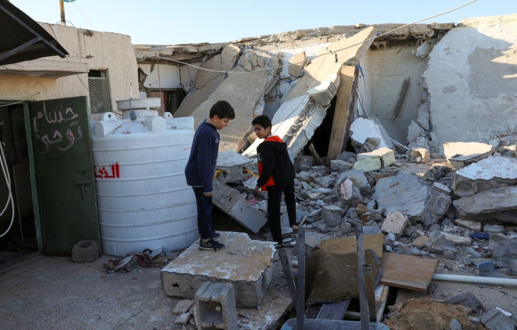 Libia: Haftar bombarda l’ospedale per il coronavirus. Due bambini vicino a una casa distrutta nel distretto di Abu Slim a sud di Tripoli, Libia, 28 febbraio 2020. REUTERS/Ismail Zitouny