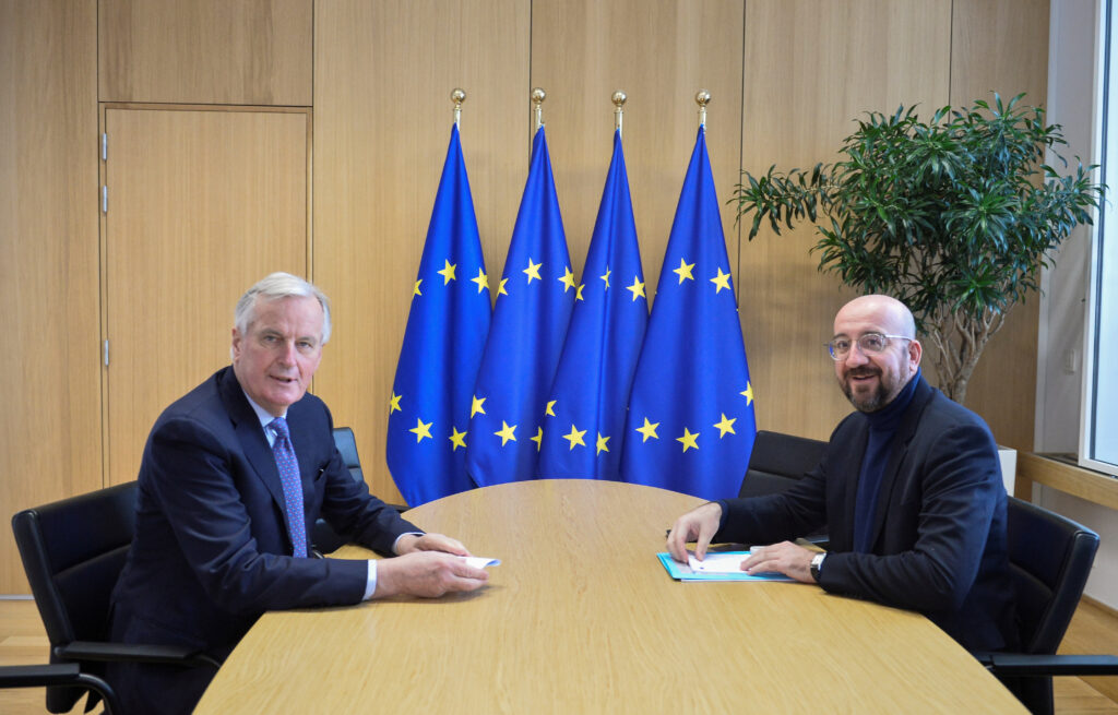 Brexit: come procedono i negoziati. Il negoziatore Ue sulla Brexit Michel Barnier incontra il Presidente del Consiglio dell'Ue Charles Michel dopo il primo round di colloqui sui futuri legami Ue-Regno Unito, a Bruxelles, Belgio, 6 marzo 2020. REUTERS/Johanna Geron