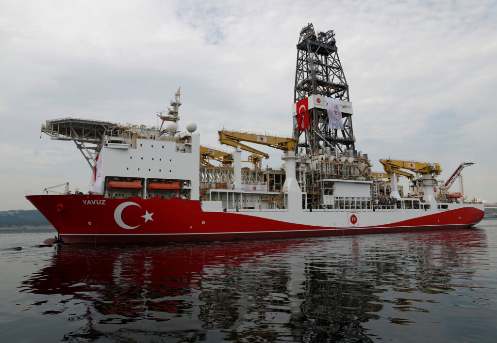 Turchia e Ue dialogano su Libia e trivellazioni. La nave di perforazione turca Yavuz al largo del porto di Dilovasi, Turchia, 20 giugno 2019. REUTERS/Murad Sezer