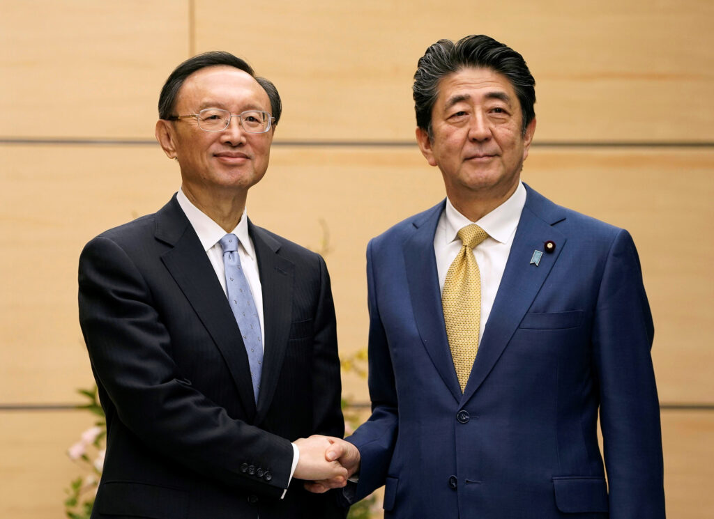 Cina-Asean: verso l'aumento della cooperazione. Yang Jiechi incontra il Primo Ministro giapponese Shinzo Abe a Tokyo, Giappone, 28 febbraio 2020. Kimimasa Mayama/Pool via REUTERS