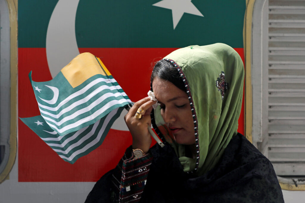 Kashmir, un anno dopo la revoca dell'autonomia. Una donna si asciuga il sudore dalla fronte durante una manifestazione a Karachi, Pakistan, 5 agosto 2020. REUTERS/Akhtar Soomro