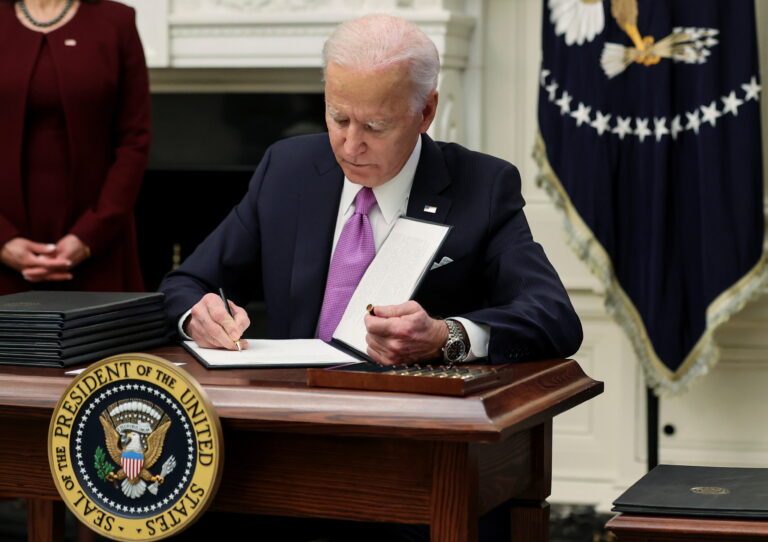 Biden firma il ritorno negli accordi di Parigi