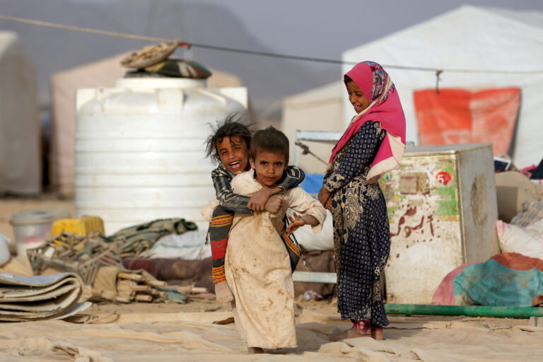 Yemen: guerra, cavallette e carestie