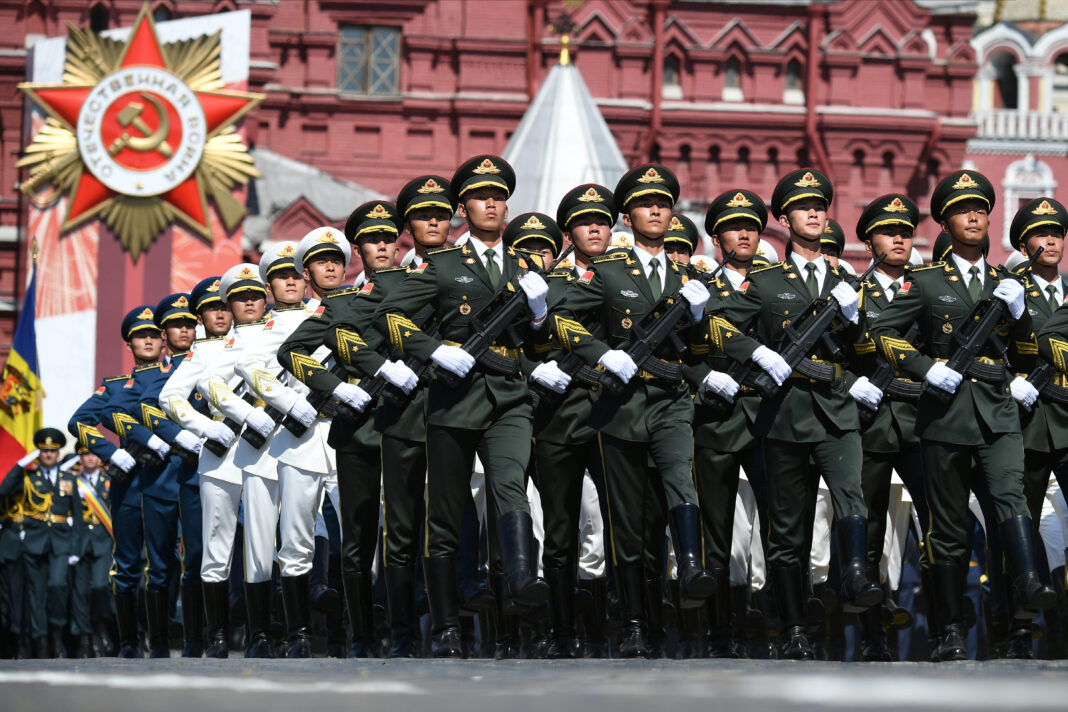 Truppe dell’esercito di liberazione popolare cinese sfilano nella Piazza Rossa di Mosca durante la parata militare per il 75esimo anniversario della vittoria contro i nazisti nella Seconda Guerra mondiale. 24 giugno 2020.