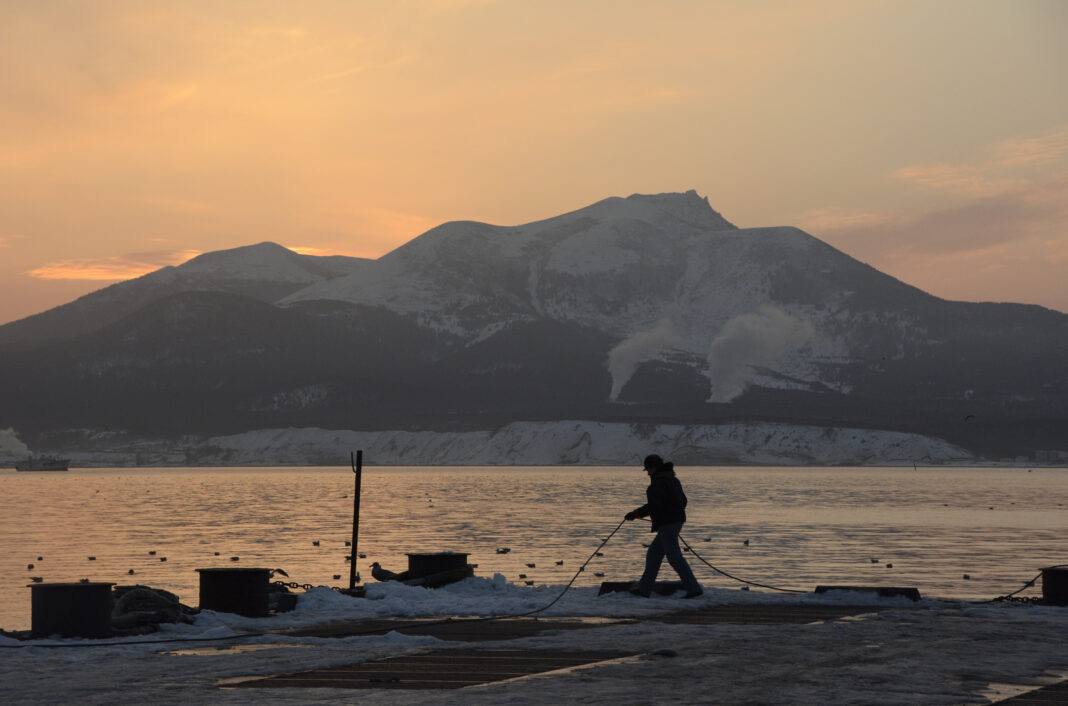 Una veduta dell’isola di Kunashir, una delle quattro isole, chiamate Curili Meridionali in Russia e Territori Settentrionali in Giappone.