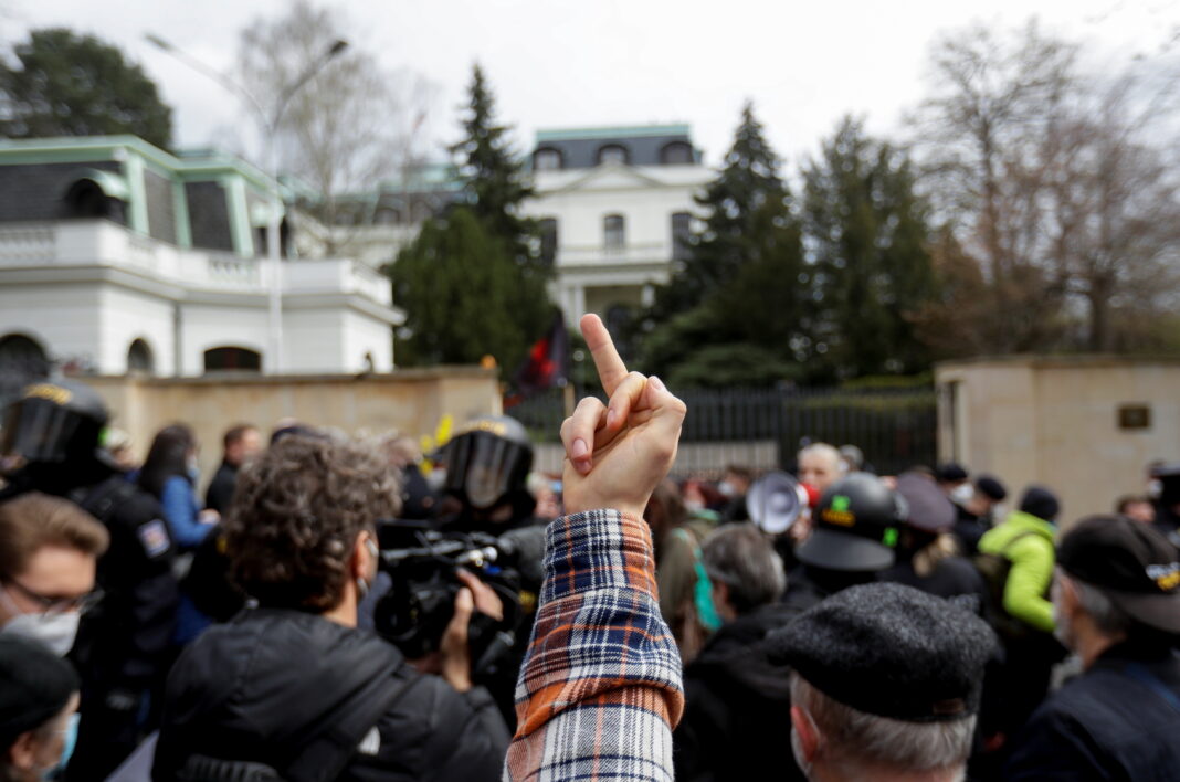 Un gesto di protesta durante una manifestazione davanti all’ambasciata russa a Praga contro i servizi segreti russi ritenuti responsabili dell’esplosione di un deposito di armi nella zona di Vrbetice. 18 aprile 2021