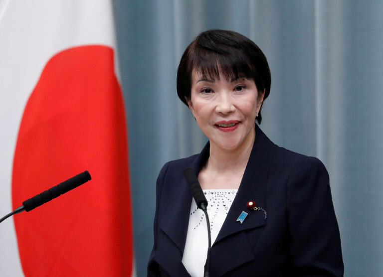 Giappone, Abe spinge la Takaichi per il post Suga