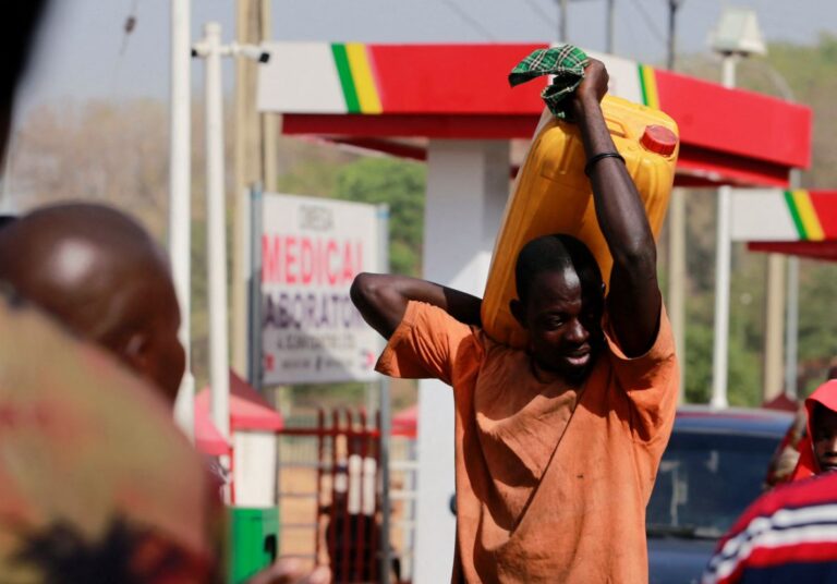 Nigeria: stop ai sussidi per la benzina