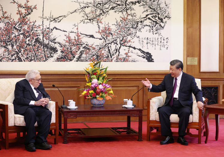 Cina: la visita di Kissinger diventa un caso politico
