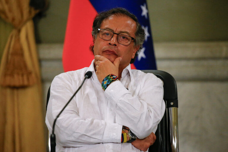 Colombia: l’ex Presidente Uribe alla sbarra, ma la pace sociale è lontana