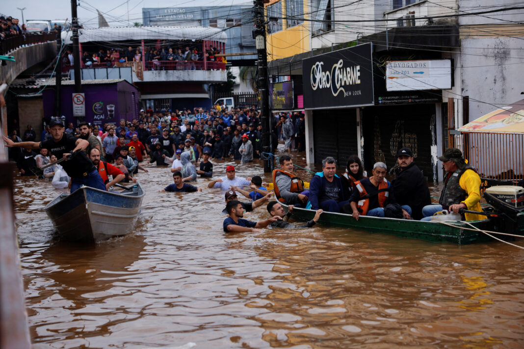 canoe portano in salvo le persone dopo l'inondazione